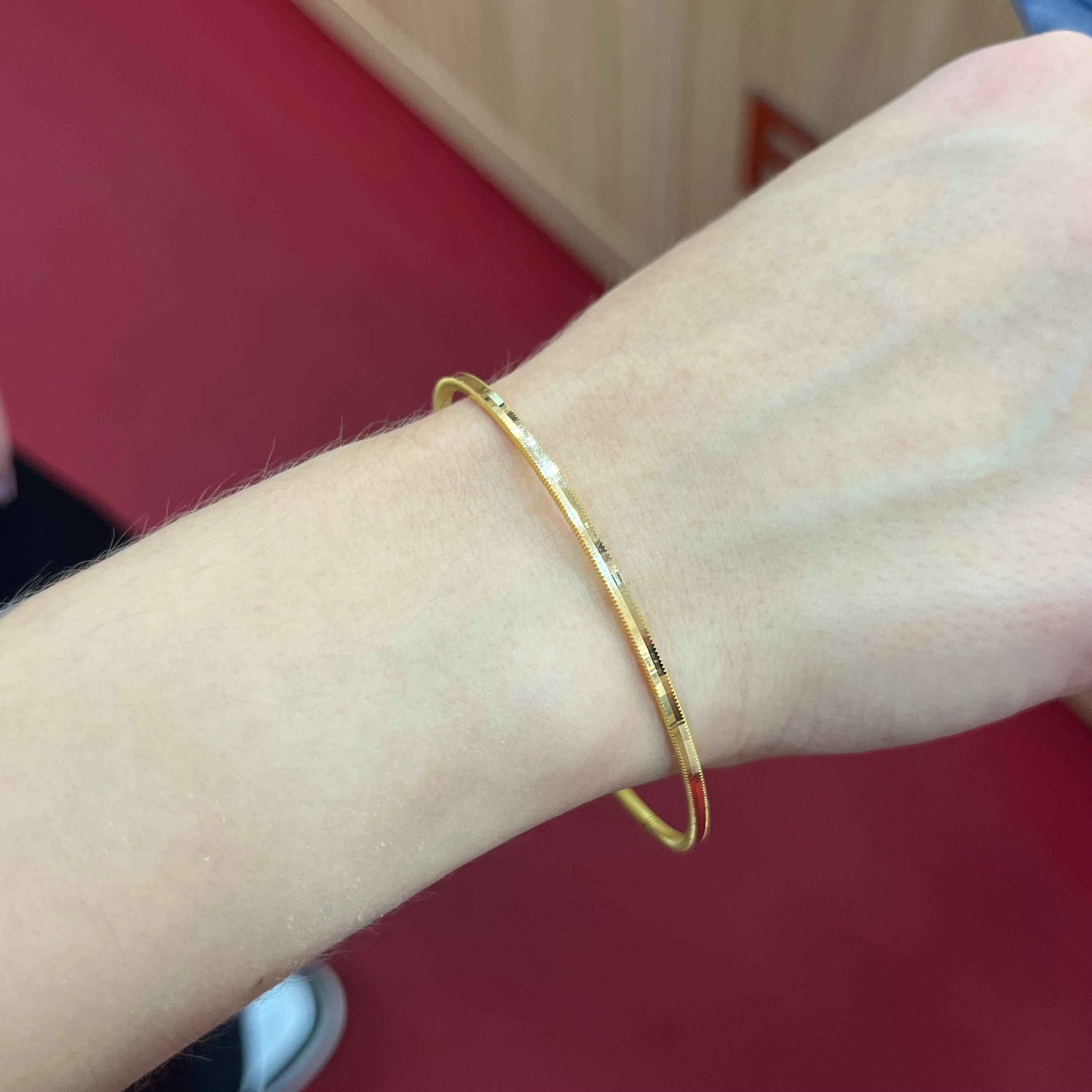 916 Ajda Armreif aus 22 Karat Gelbgold elegant am Handgelenk getragen