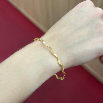 916 Ajda Zickzack Armreif aus 22 Karat Gelbgold mit strukturiertem Design elegant getragen