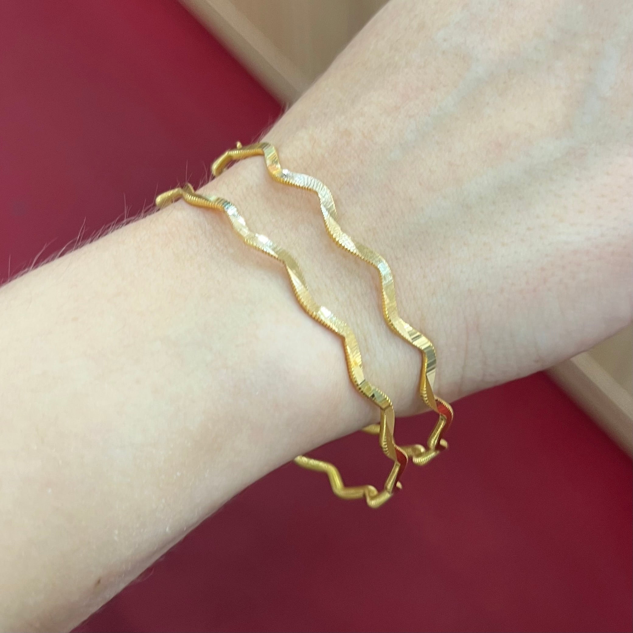 916 Ajda Zickzack Armreifen 22K Gold – Mehrfach kombiniert