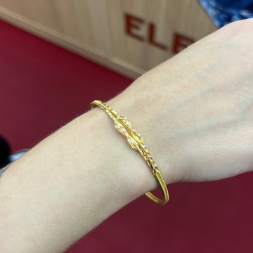 916 Liebesknoten Armreif aus 22 Karat Gelbgold elegant getragen