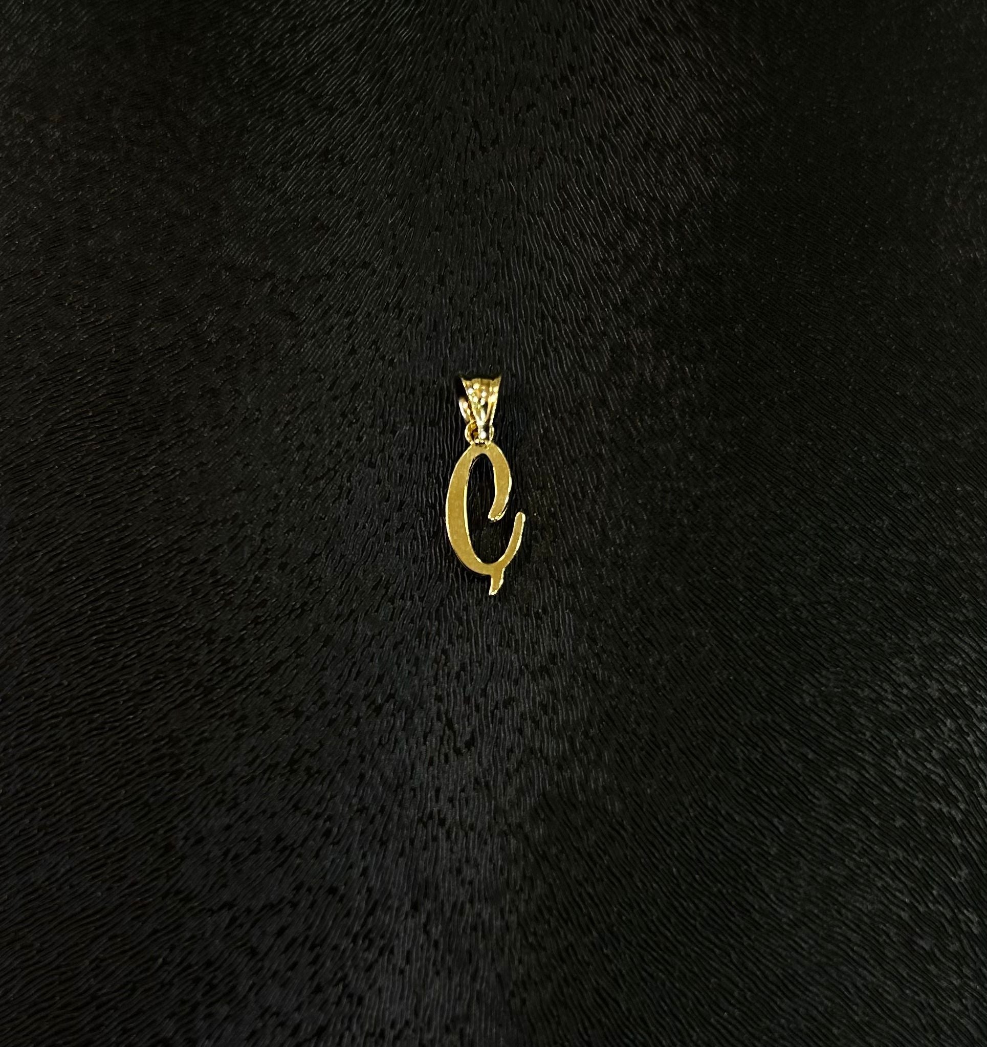 Buchstaben Anhänger Ç aus 585 Gold im handschriftlichen Design