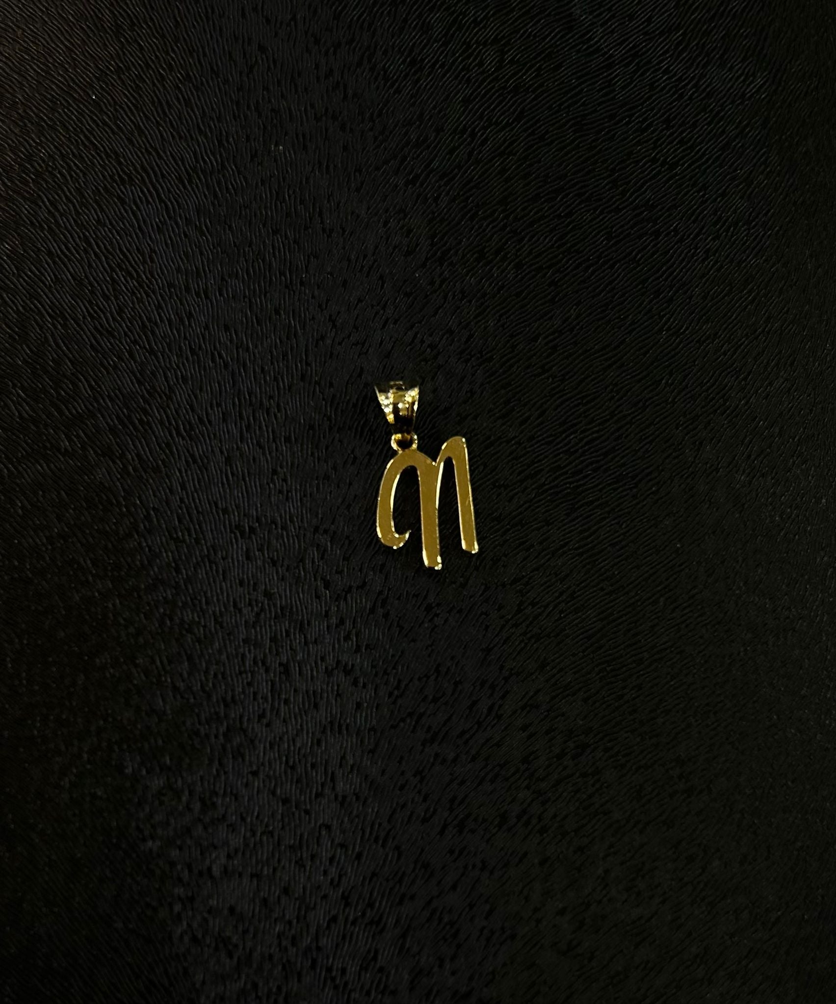 Buchstaben Anhänger n aus 585 Gold im handschriftlichen Design