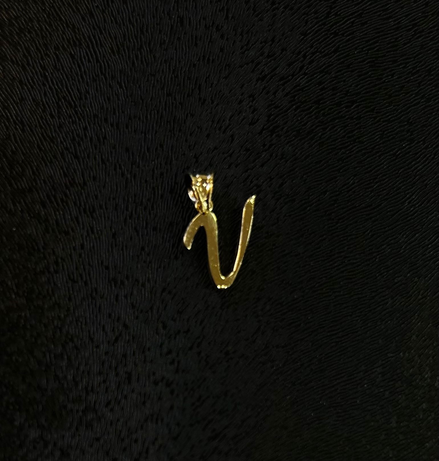 Buchstaben Anhänger V aus 585 Gold im handschriftlichen Design